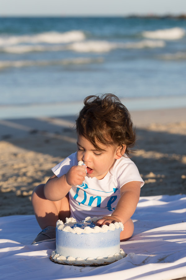 Cake smash on the beach family photography session