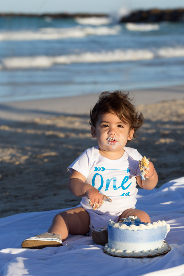 Cake smash on the beach family photography session