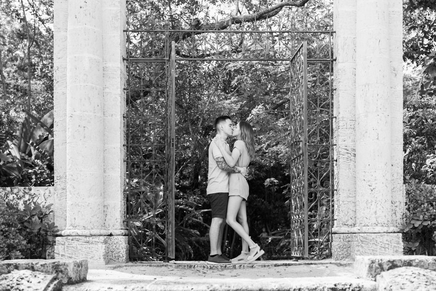 couple kissing black and white