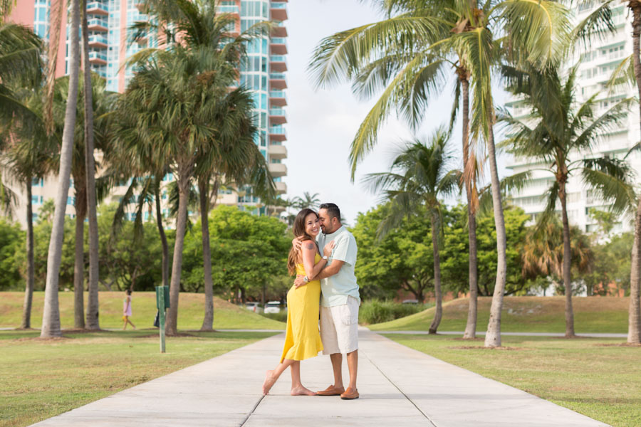 couple embrace between the palm trees